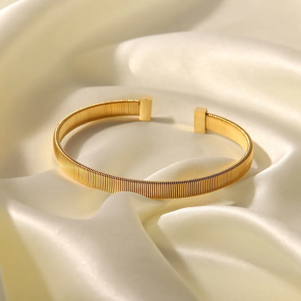 B22.18k Gold Open T Bracelet