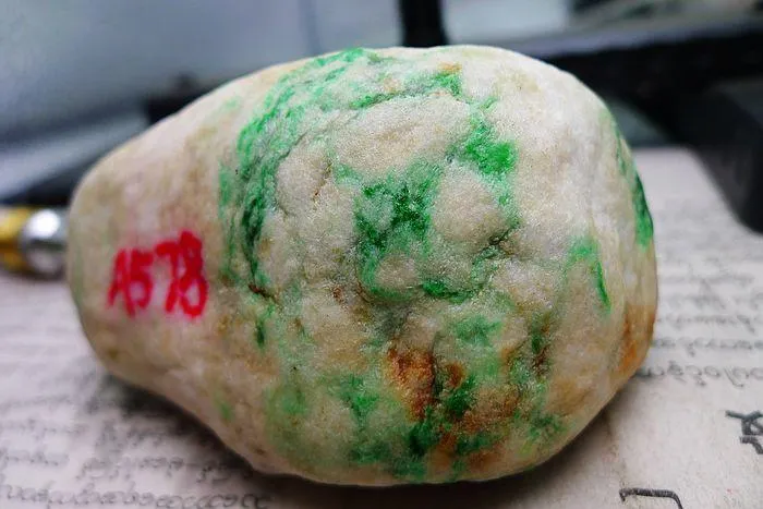 Natural Jade Rough Jadeite Raw (341g,7.6X5.1X4.2cm)